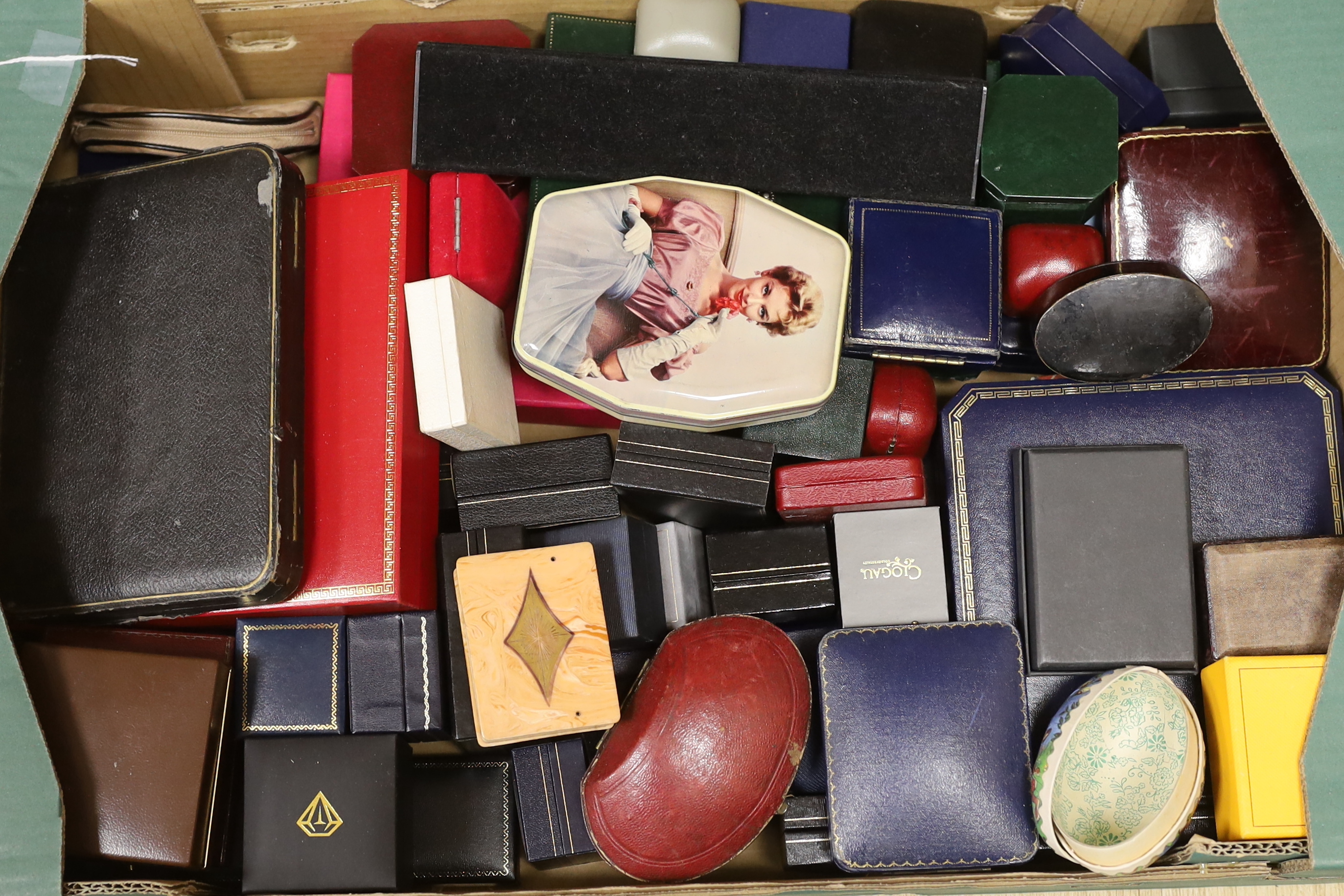A quantity of assorted jewellery boxes.